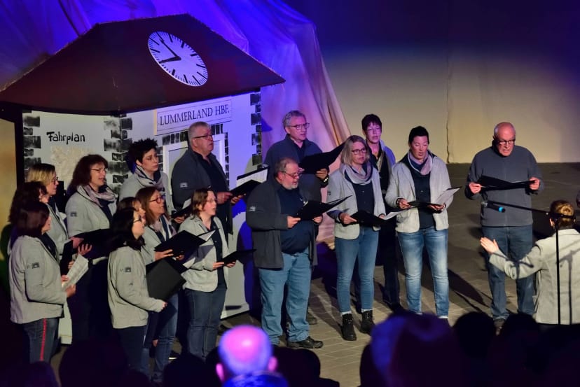 Der Festspielchor der Festspiele Balver Höhle bei einer Aufführung.