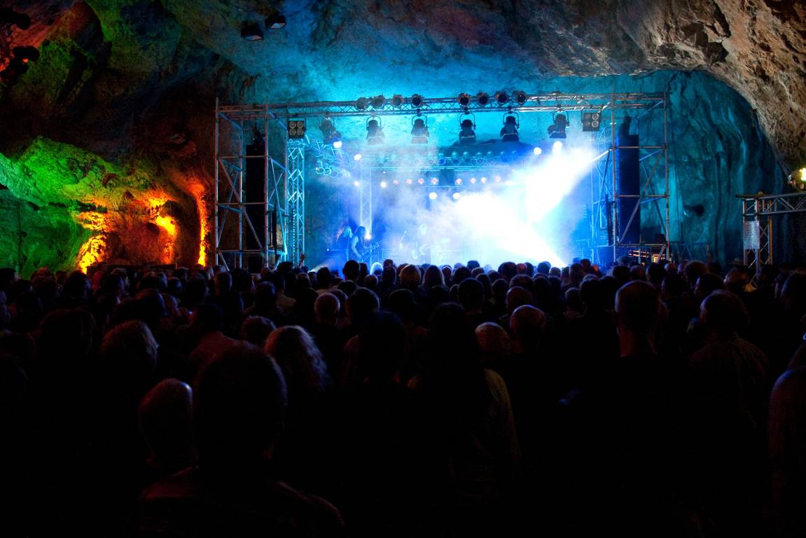 Die Balver Höhle bei einer Veranstaltung und vollem Publikum. Die größte Kulturhöhle Europas in voller Pracht.