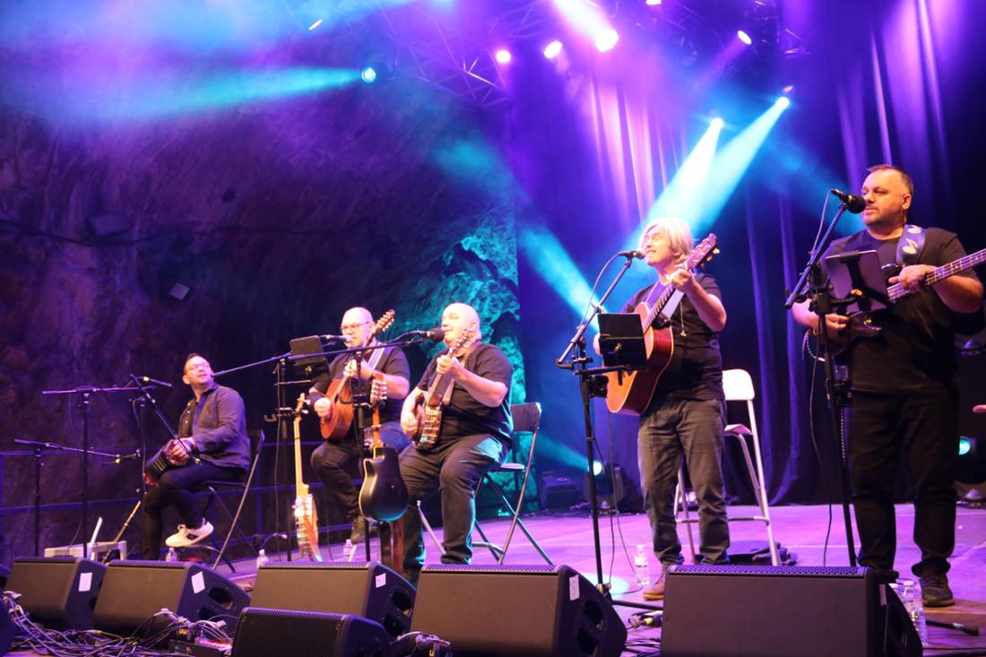 Eine Band beim Irish Volk Festival auf der Bühne der größten Kulturhöhle Europas.