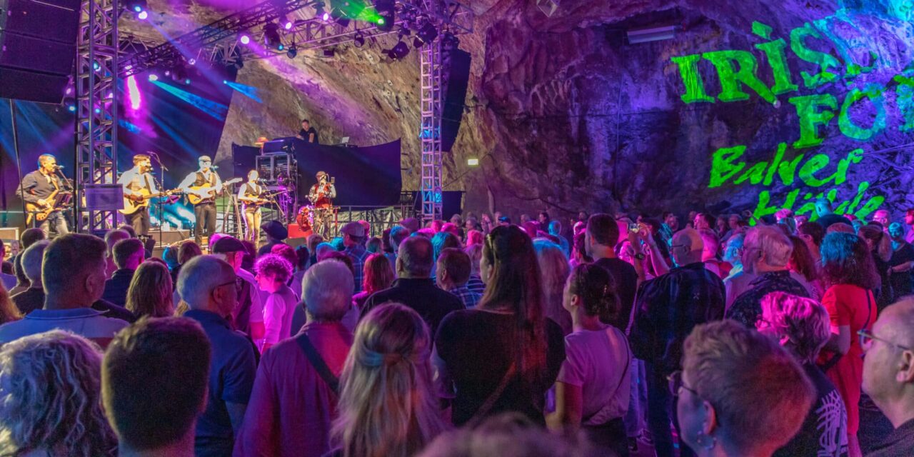 EIn Foto von der Bühne während des Irish Folk Festivals. In der größten Kulturhöhle Europas, über bedeutenden archäologischen Funden.